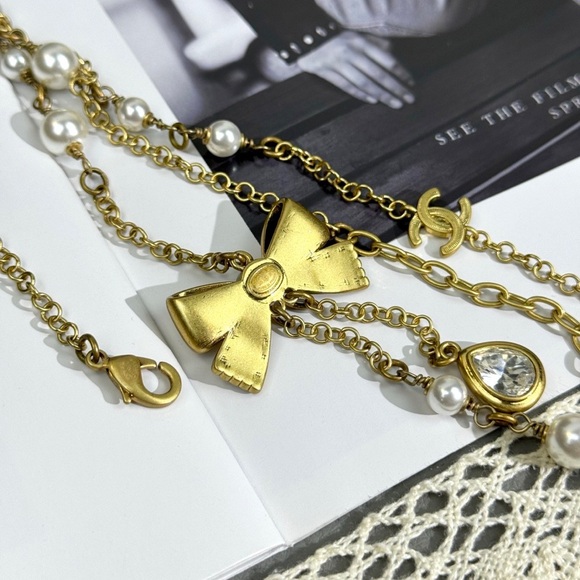 Elegant Gold Bow Necklace with Pearl Accents